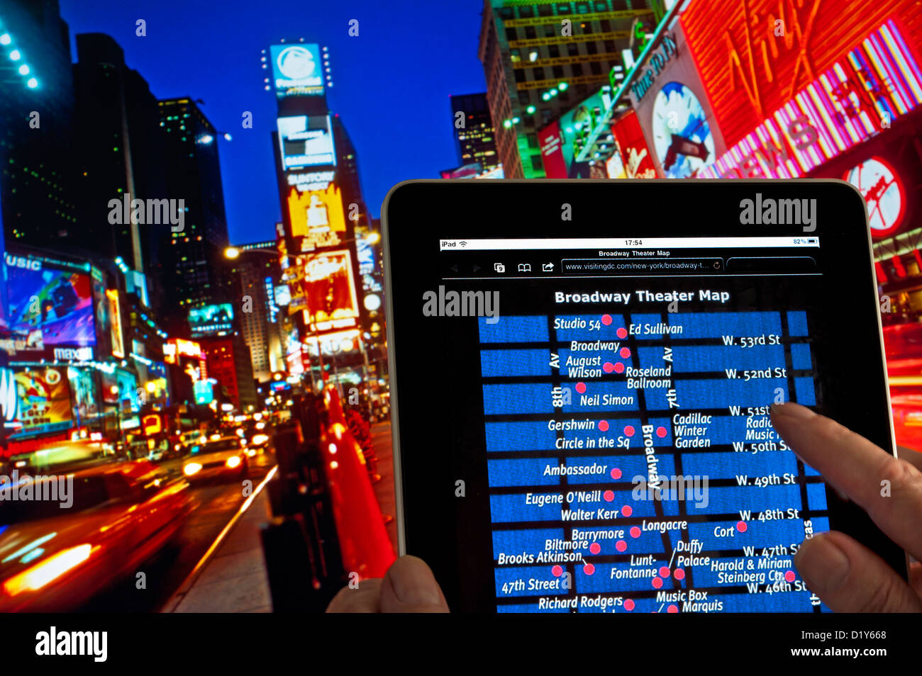 BROADWAY KARTE iPad` THEATER Hände halten Tablet-Computer in der Dämmerung In Times Square zeigt Lageplan der Broadway-Theater Manhattan New York USA Stockfoto